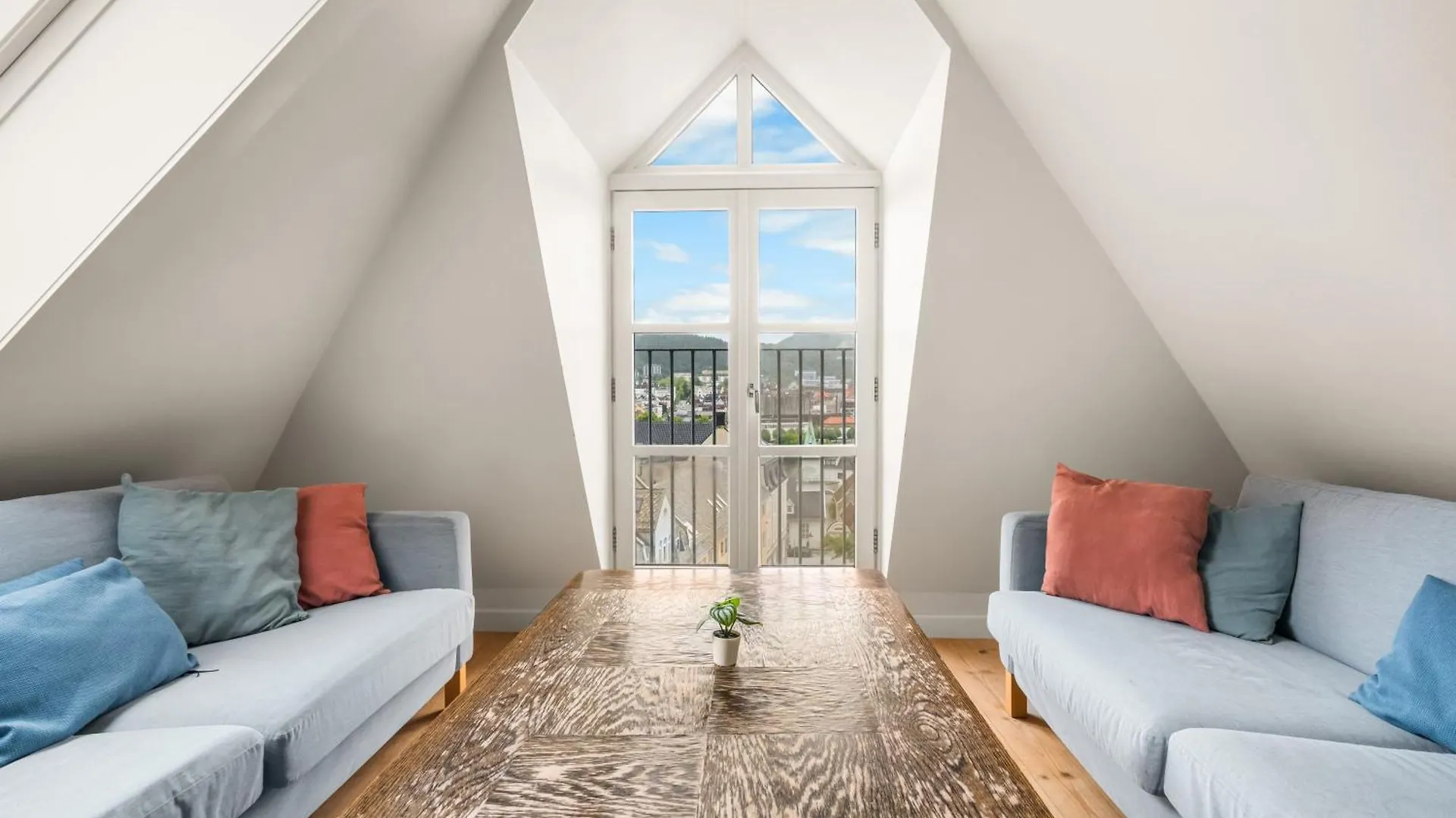 Charming Apartment With Stunning Views! Bergen